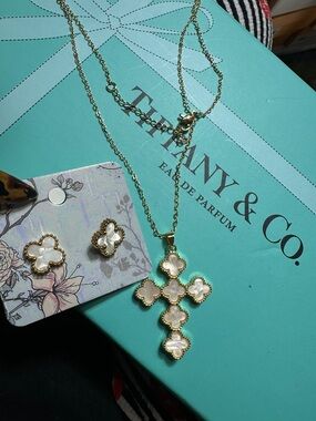 Mother pearl cross van cleff set 💞